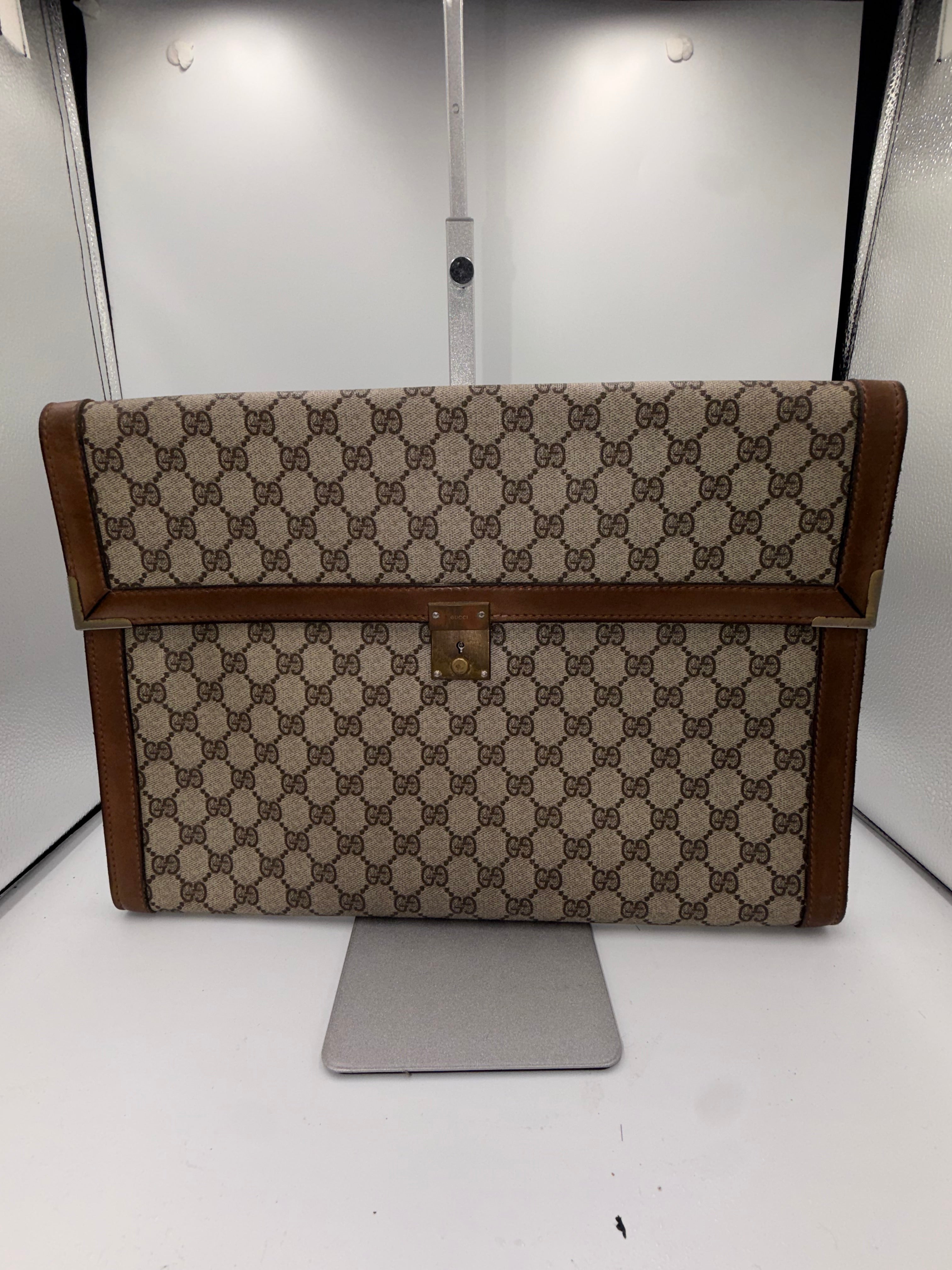 Gucci GG Supreme Portfolio Clutch