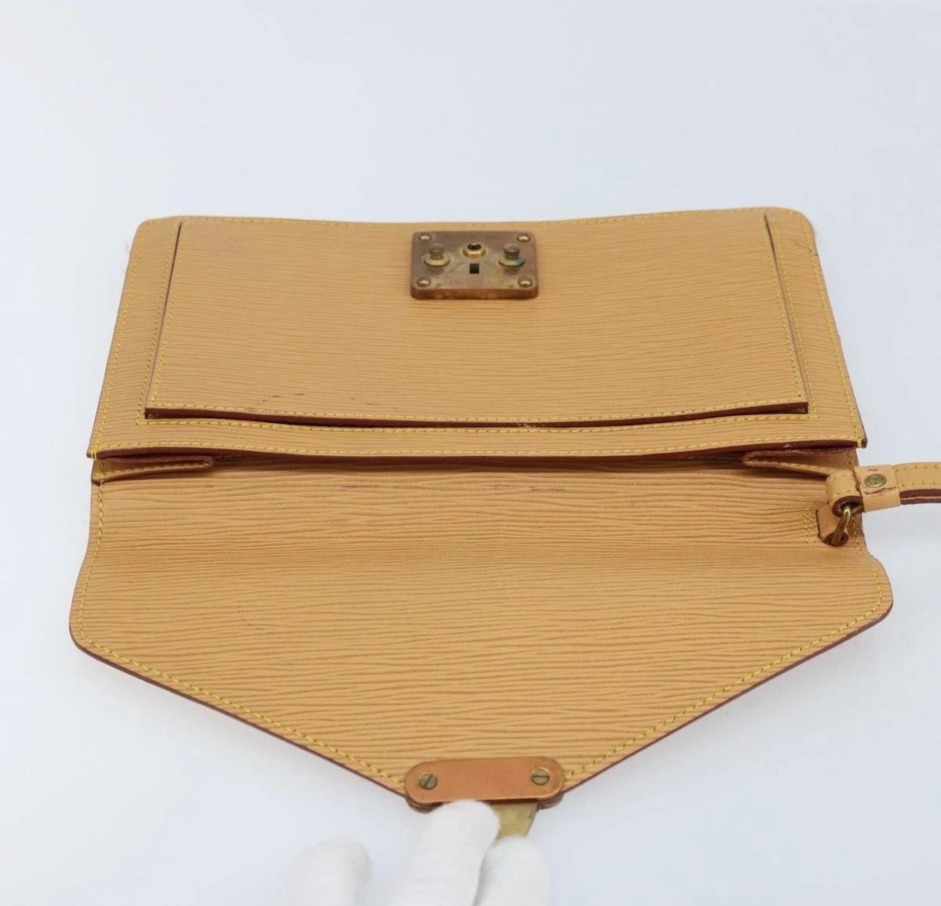 Louis Vuitton Epi Série Dragonne Clutch – Beige