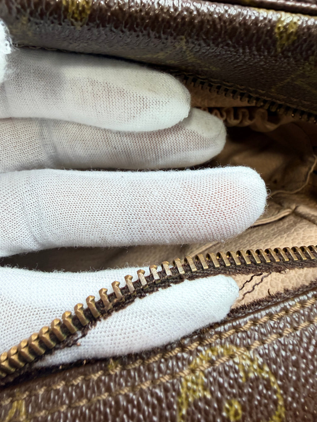Louis Vuitton Monogram Toiletry Trousse 28 Pouch / Clutch
