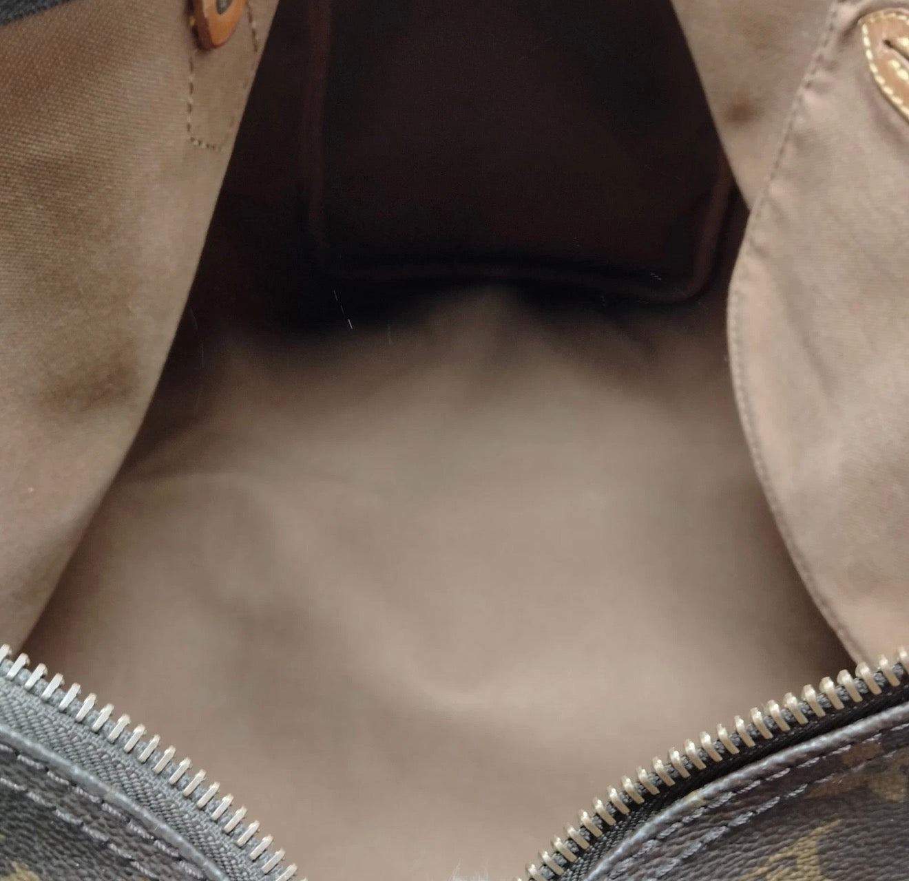 Louis Vuitton Speedy 40 – Monogram Canvas