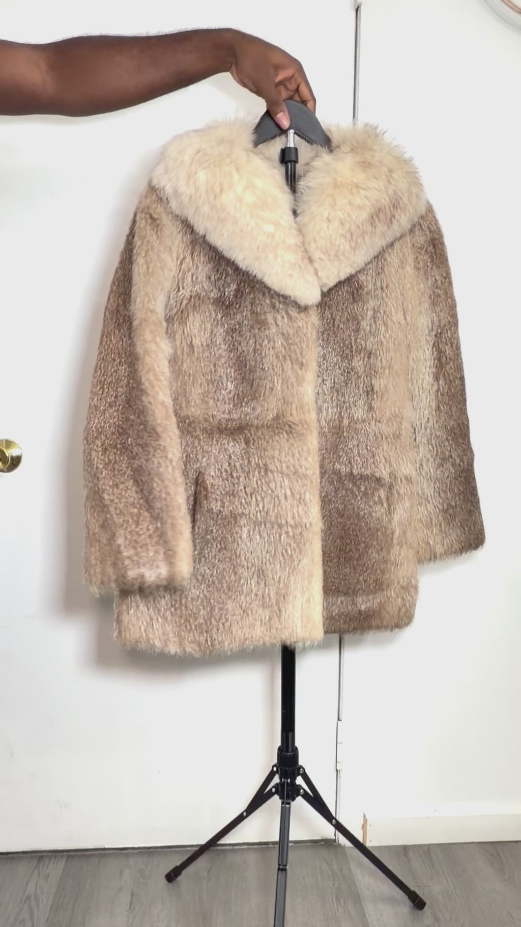 Vintage Beaver Fur Coat with Fox Collar (Natural) – Large 006